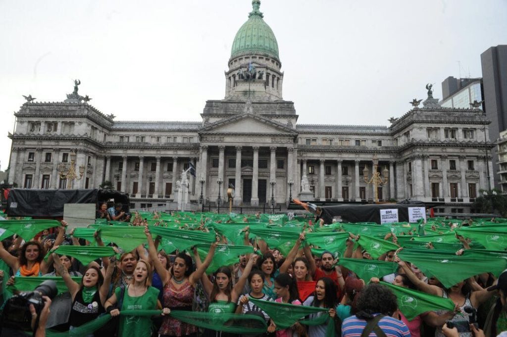 Argentinian abortion vote, hundreds of women at the congress